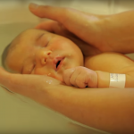 Images indescriptibles ! Une infirmière plonge un nouveau-né dans l’évier !