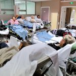 SANDALE ! Des patients sur des lits de camp dans un hôpital de Dijon !