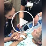 Une infirmière chante à une patiente mourante sa chanson préférée